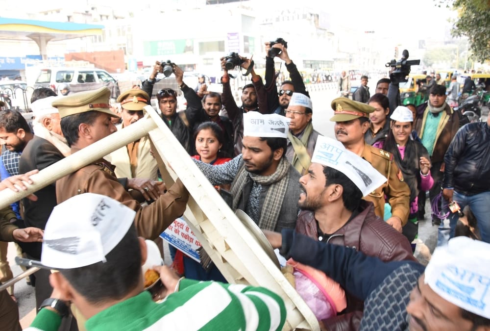 aap activists protest against modi government over his pakoda remark.