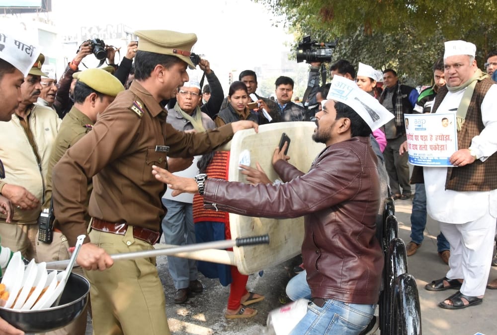 aap activists protest against modi government over his pakoda remark.