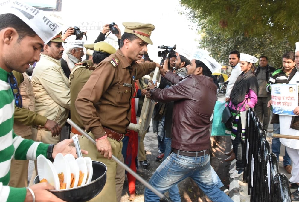 aap activists protest against modi government over his pakoda remark.