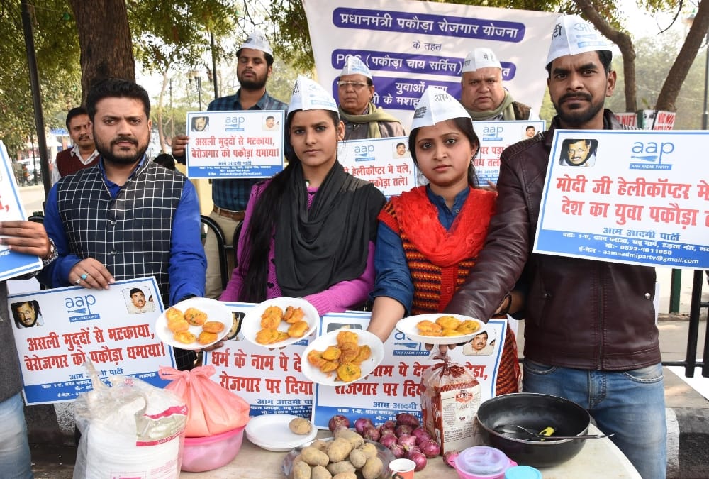 aap activists protest against modi government over his pakoda remark.