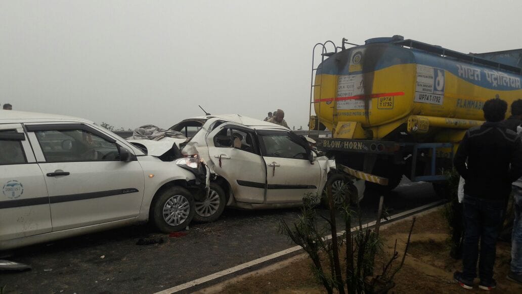 accident on highway in agra due to fog