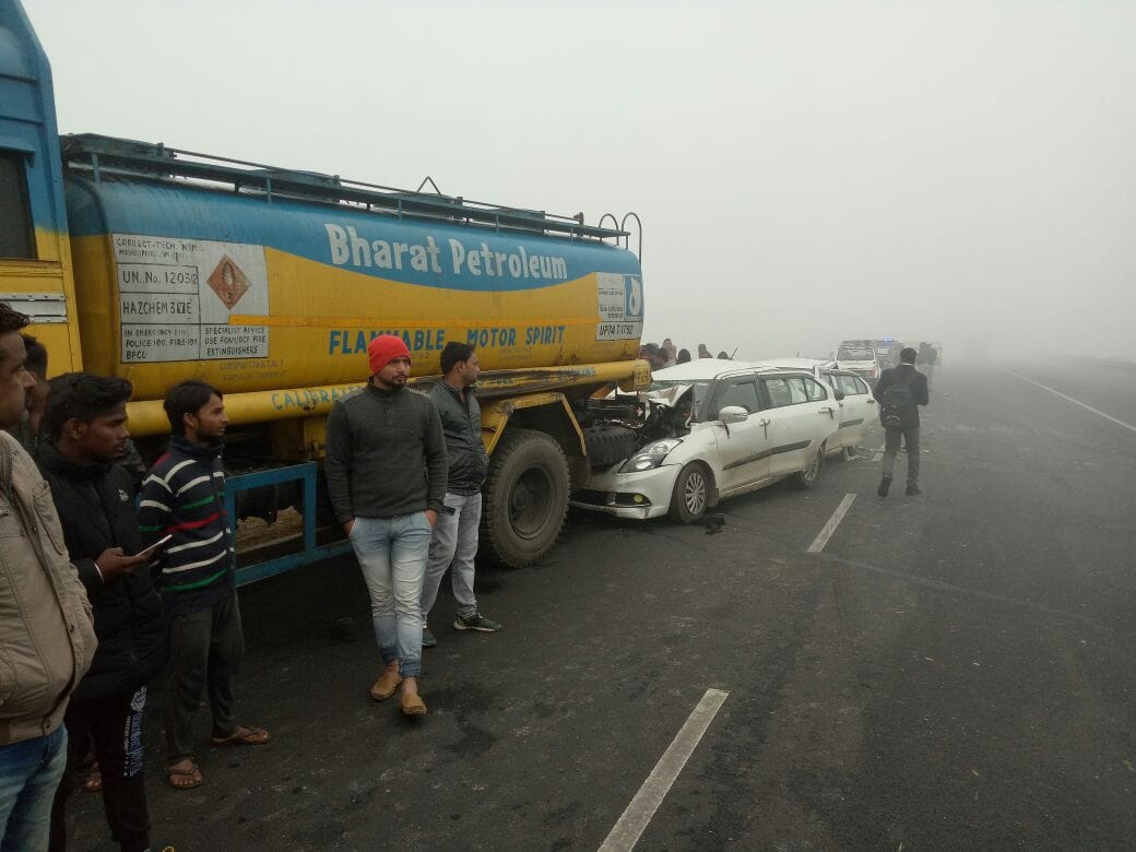 accident on highway in agra due to fog