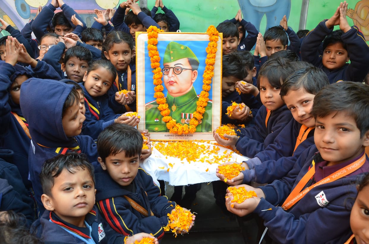 बच्चों ने जयंती पर नेताजी को किया याद