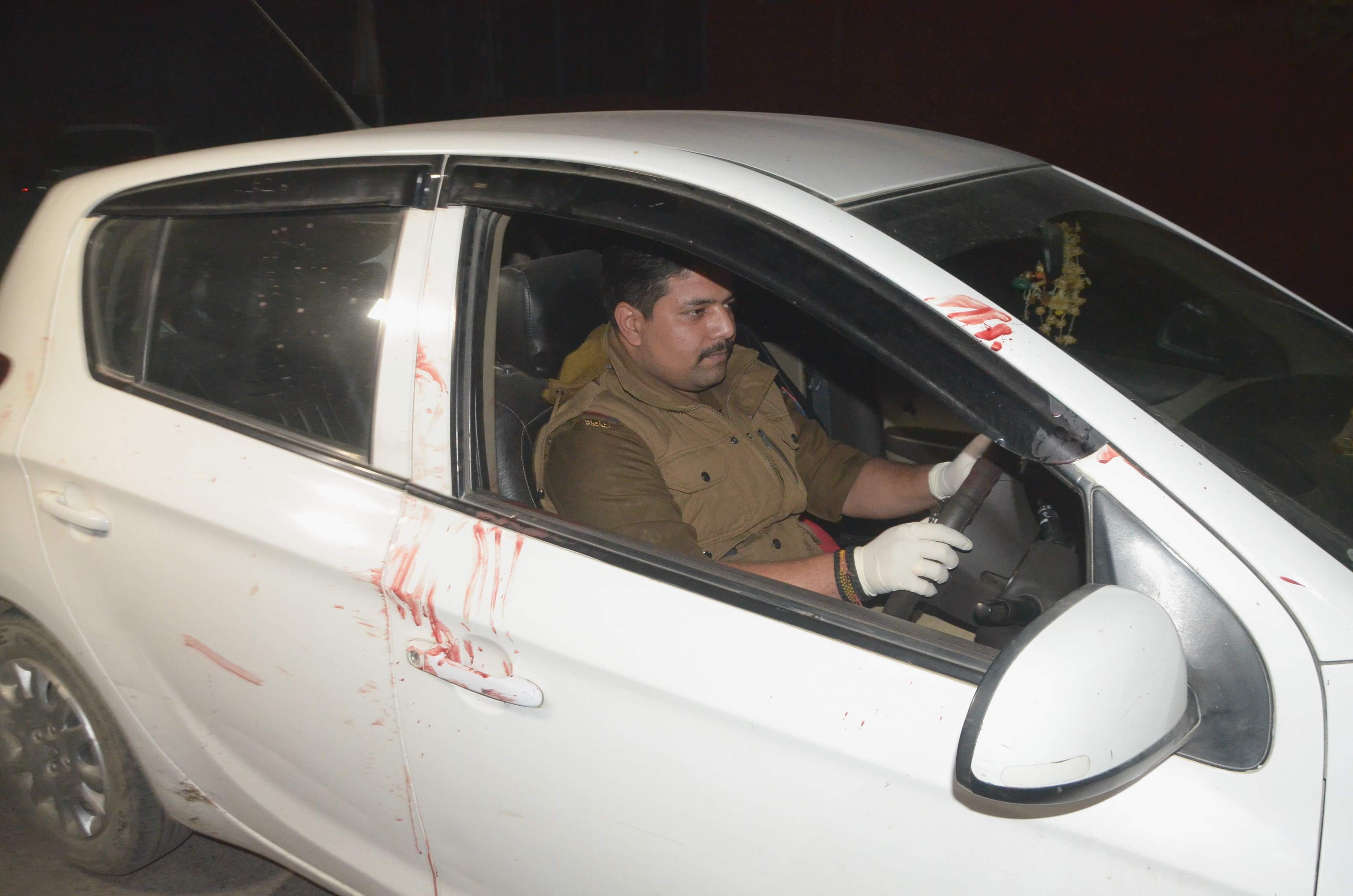 wife start crying after open gate of husband car