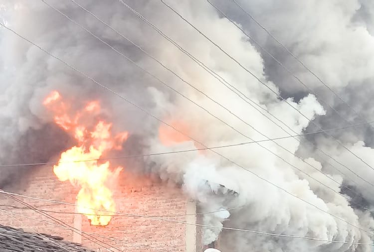 private hotel on fire after blast in lpg cylinder at rampur