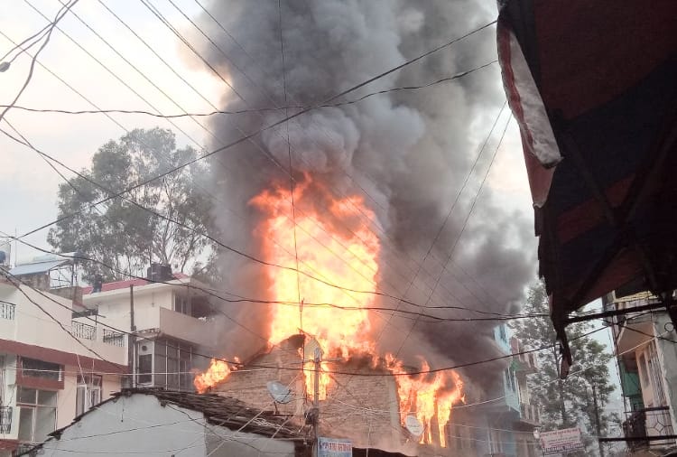 private hotel on fire after blast in lpg cylinder at rampur
