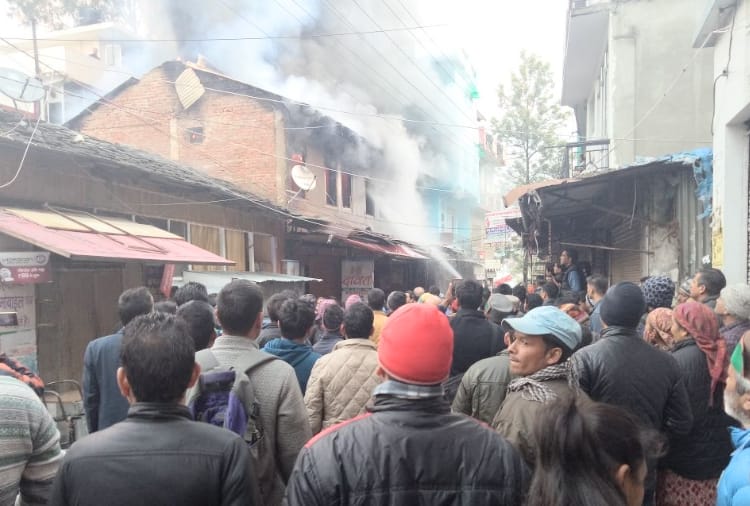 private hotel on fire after blast in lpg cylinder at rampur