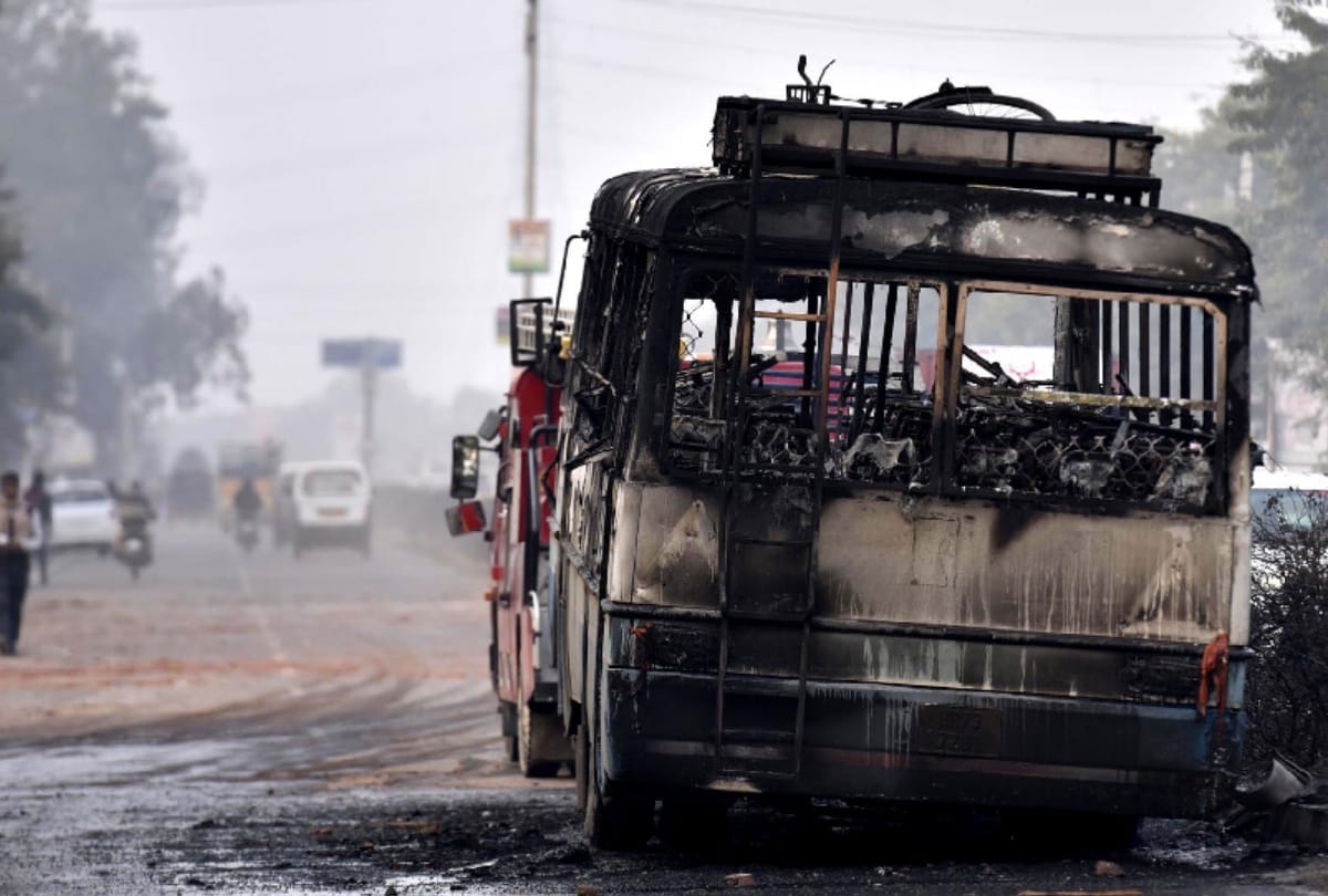 padmavat : in protest against the movie, protesters broke buses in sector 4/5