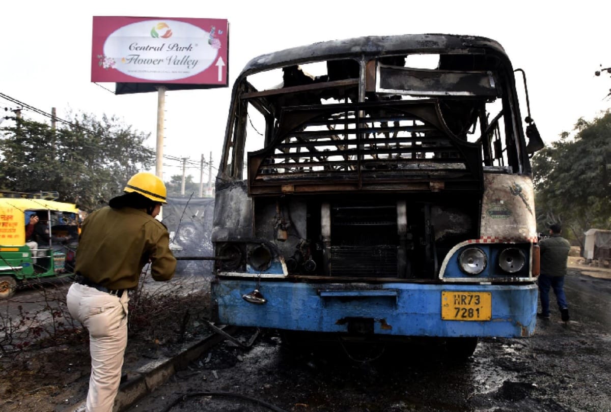 padmavat : in protest against the movie, protesters broke buses in sector 4/5