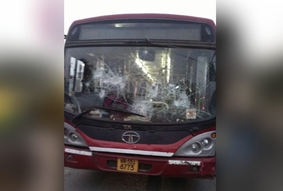 padmavat : in protest against the movie, protesters broke buses in sector 4/5