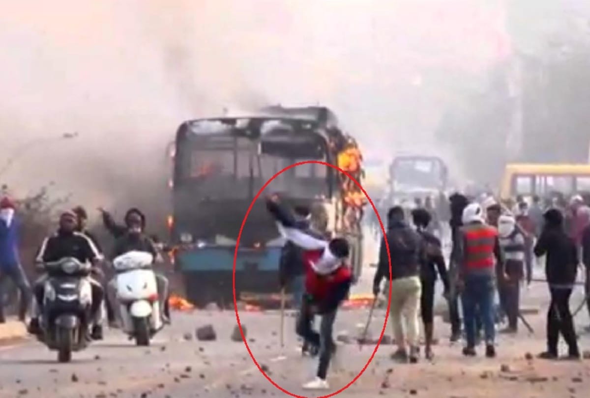 padmavat : in protest against the movie, protesters broke buses in sector 4/5