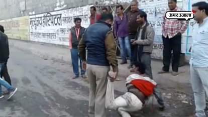 KANPUR DEHAT POLICE BEATEN TO MEN ON ROAD BADLY