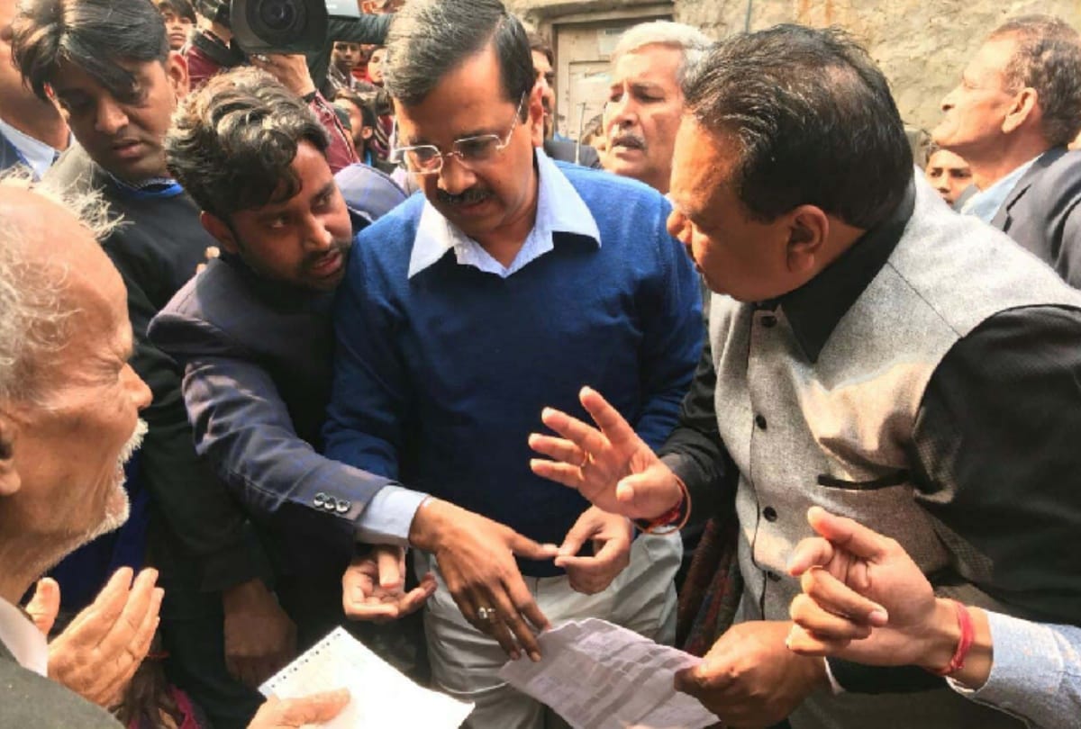 kejriwal distributed cheques to people in bawana