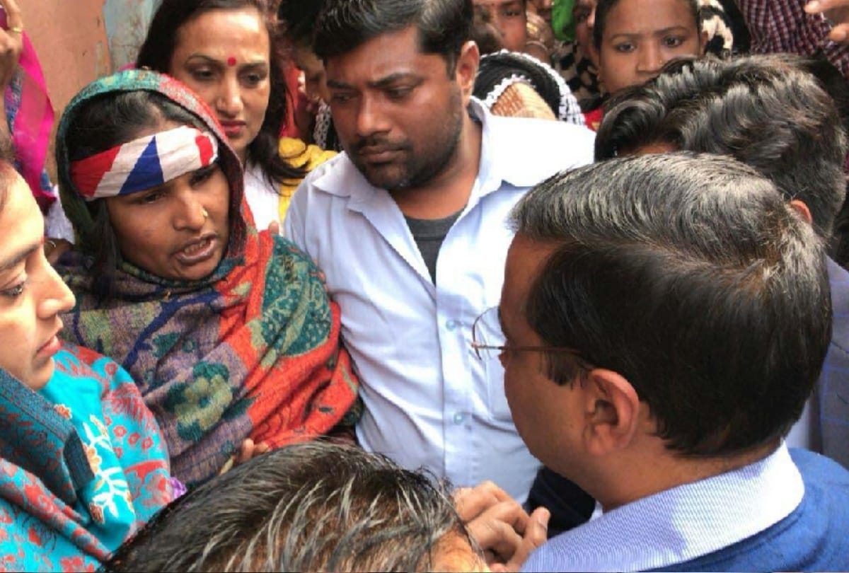 kejriwal distributed cheques to people in bawana