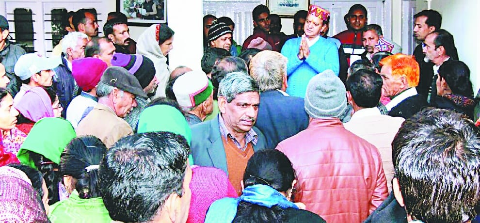 महिला की संदिग्ध मौत की निष्पक्ष जांच को मंत्री को सौंपा ज्ञापन