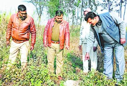 leopard came in front of police jeep while petroling in sitapur.