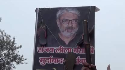 RAJPUT SAMAJ &  HINDU SAMAJ OPPOSE FILM PADMAVAT AND BURN EFFIGY OF SANJAY LEELA BHANSALI IN MATHURA