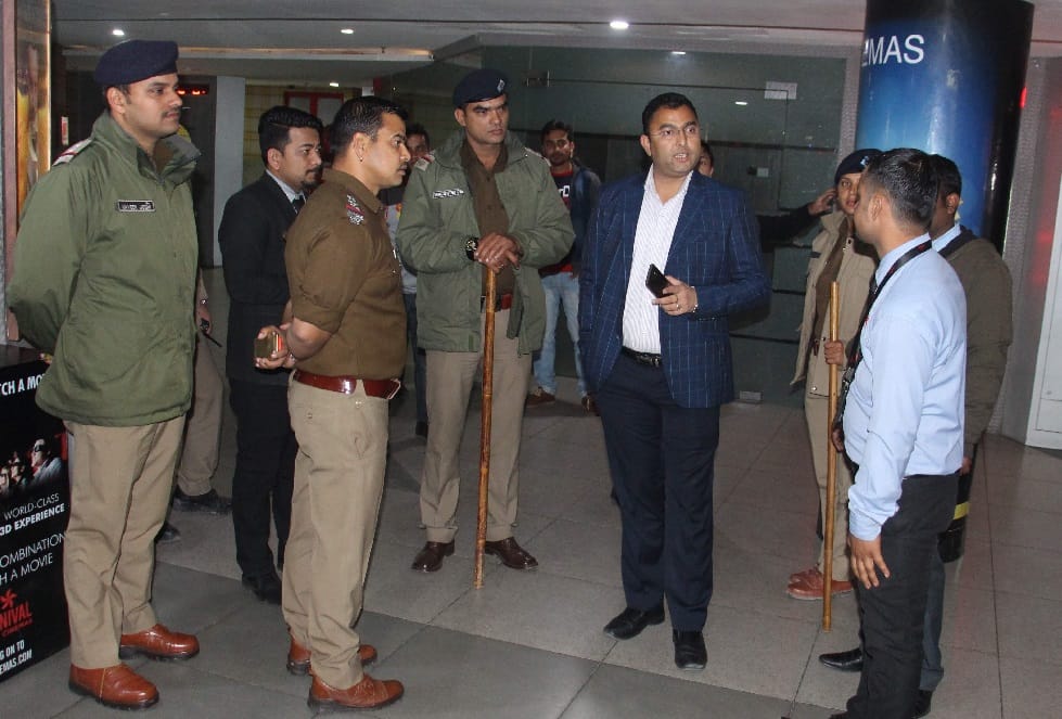 padmavat show display in police protection