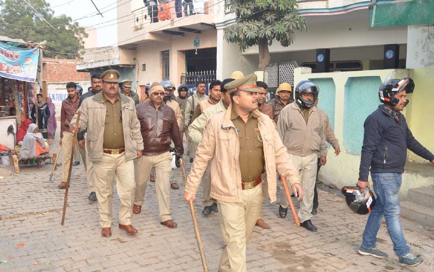 throw stone on torrent power and police team in agra
