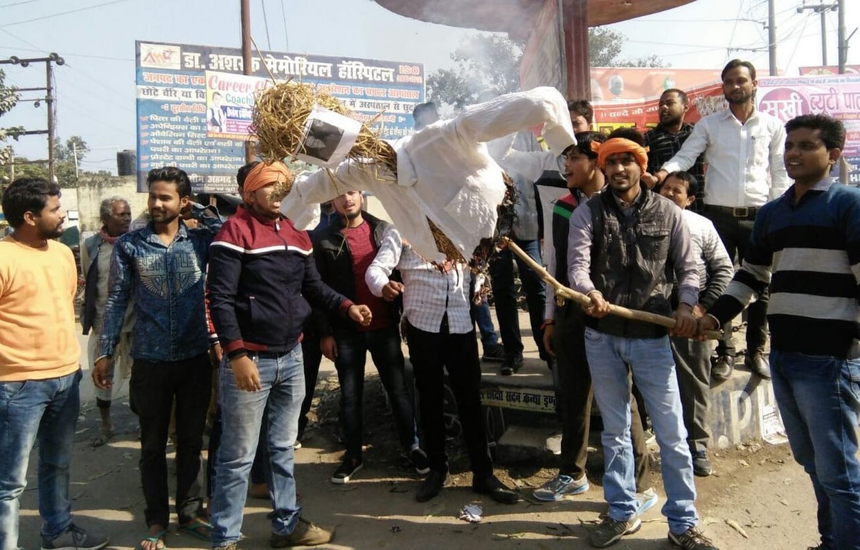 राष्ट्रवादी युवा वाहिनी ने भंसाली का पुतला जलाया