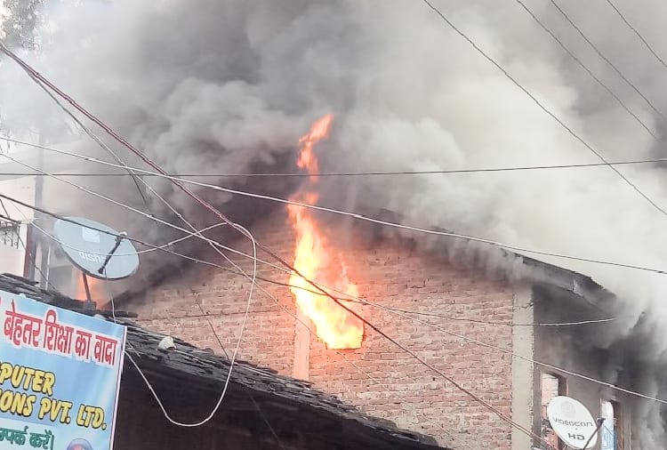 private hotel on fire after blast in lpg cylinder at rampur