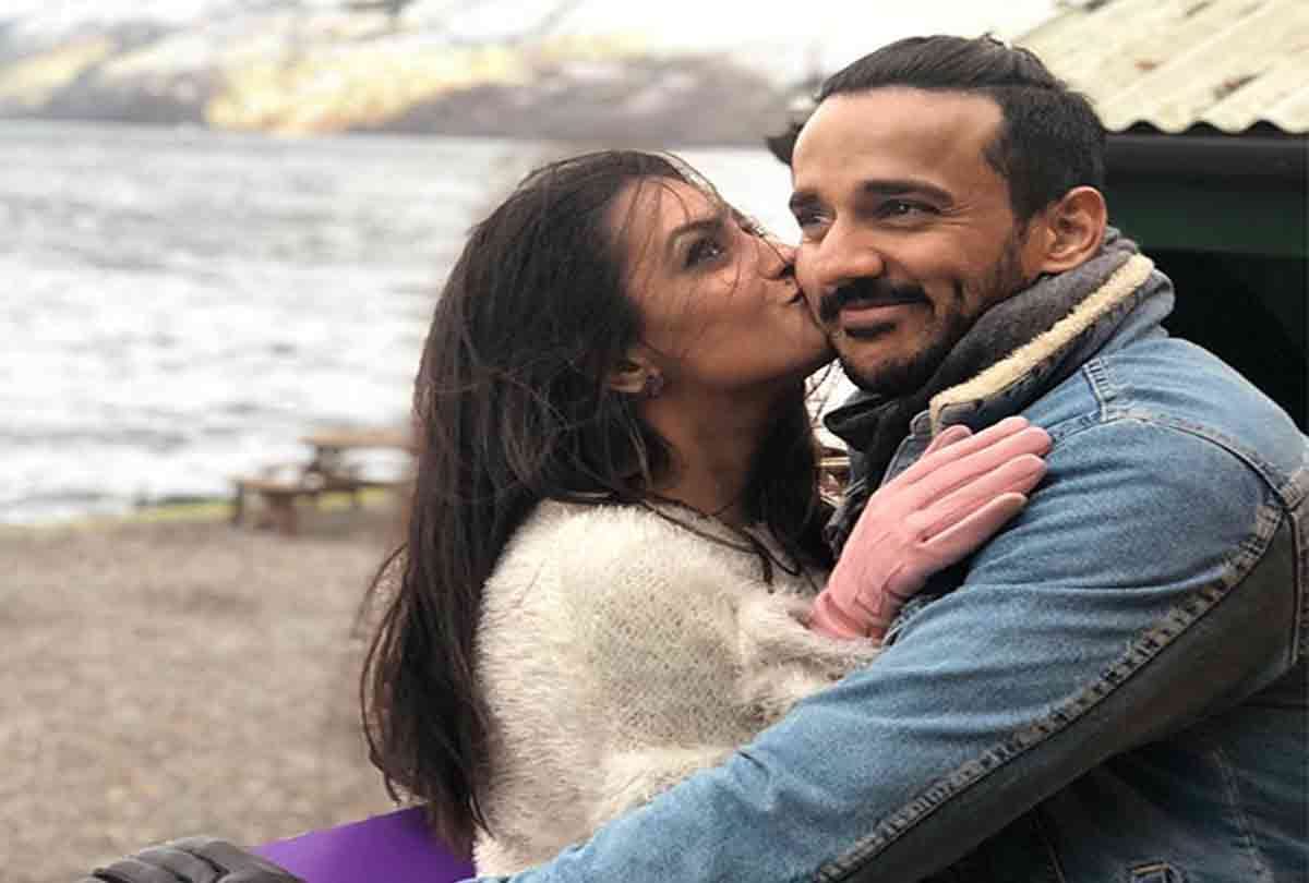 anita hassanandani shared a photo of her first kiss with husband goes viral
