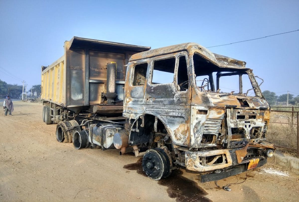 Rajasthan road accident in sikar, trailor helple burn alive death