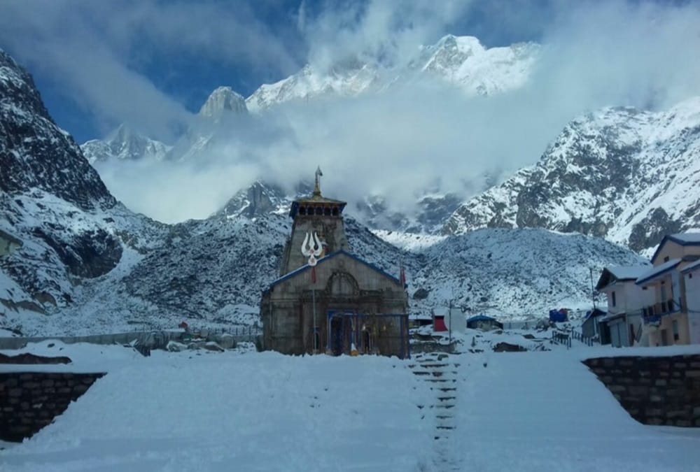 Rare om image create in kedarnath during snowfall