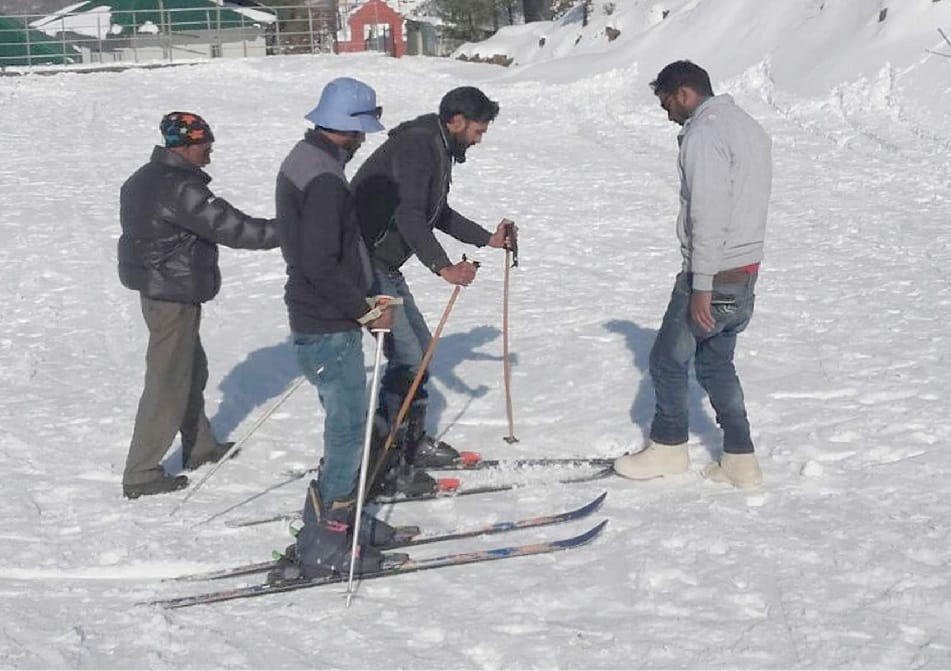 बर्फबारी और बारिश से बागवानों के खिले चेहरे