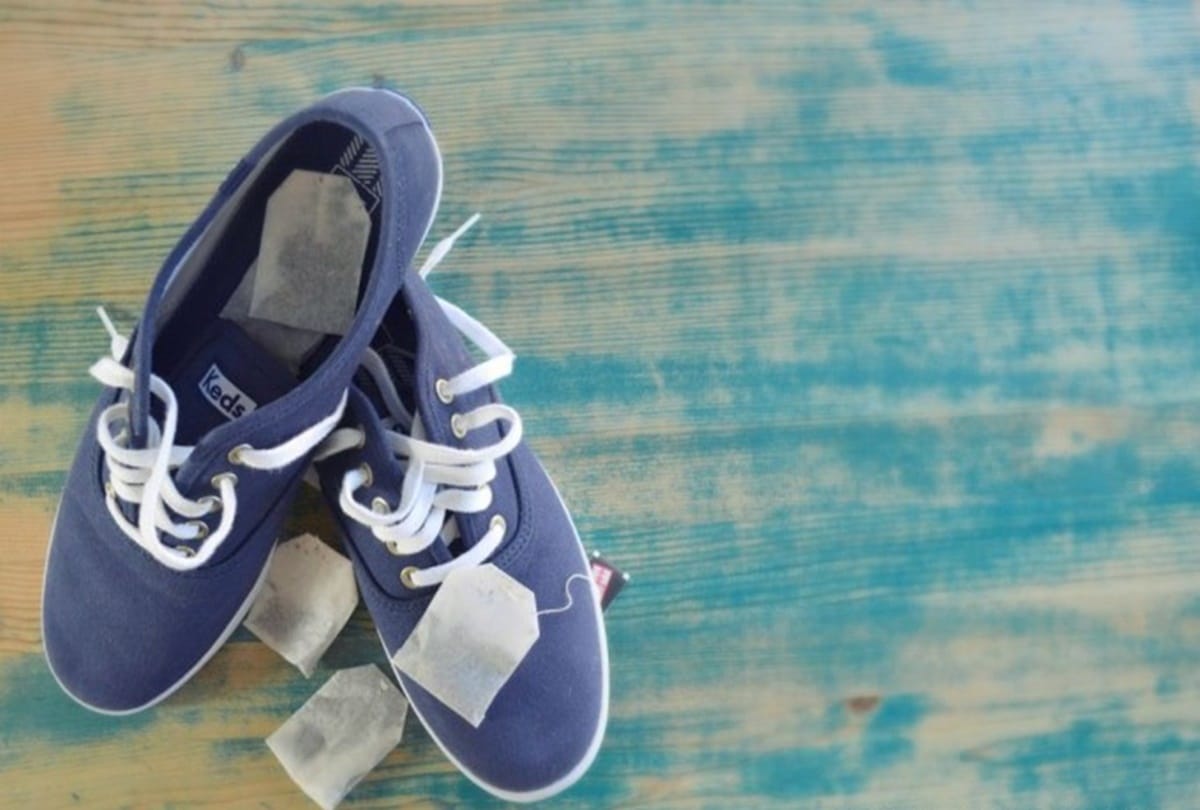 get rid of bad smell from shoes in summer season in hindi