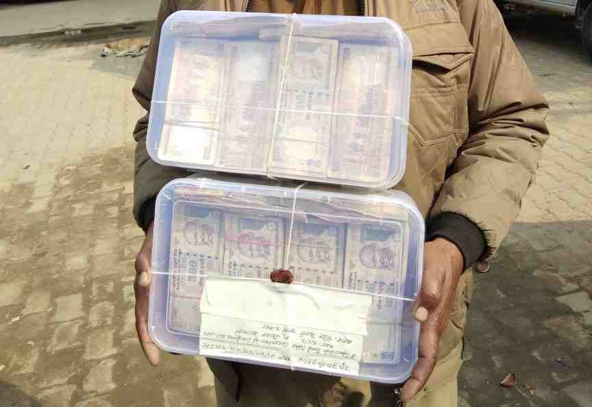 varanasi police seized old currency notes
