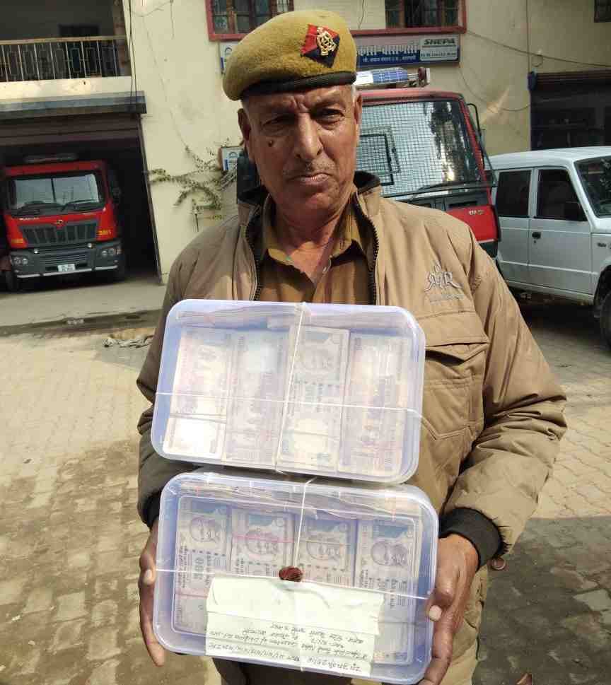 varanasi police seized old currency notes