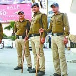  बेव सिनेमा के बाहर तैनात पुलिस टीम।