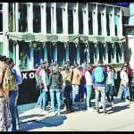युवाओं का टिकट खिड़की पर लगा जमघट