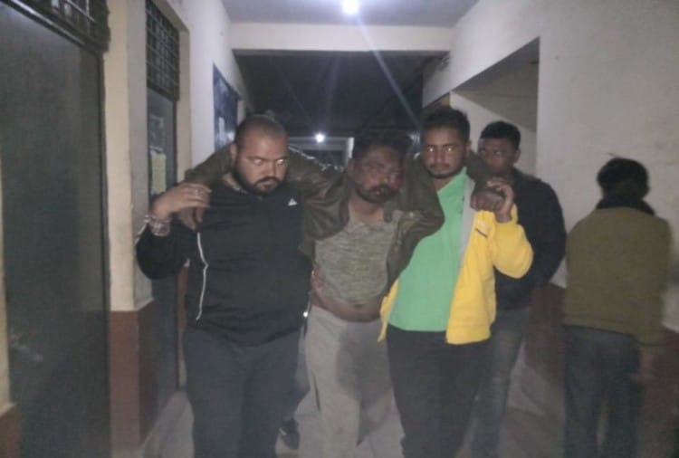 शादी समारोह में दो युवकों के बीच चल गई गोलियां, चारों तरफ बिखरा खून ही