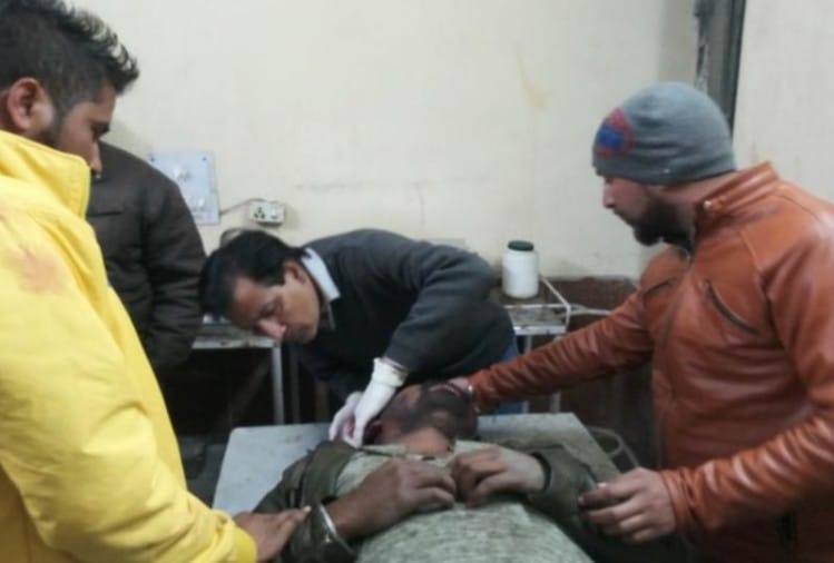 शादी समारोह में दो युवकों के बीच चल गई गोलियां, चारों तरफ बिखरा खून ही