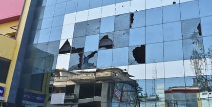 Padmavat controversy: women got out with swords, show does not run in any mall in West