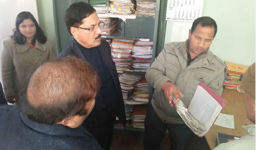 Kumaon  commissioner inspected the Collectorate   