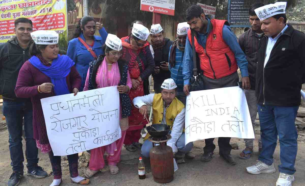 aam admi party and congress protest prime minister by fry snacks