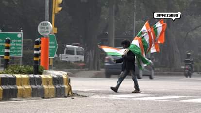 Children selling Tricolor on the streets of Delhi before Republic Day 