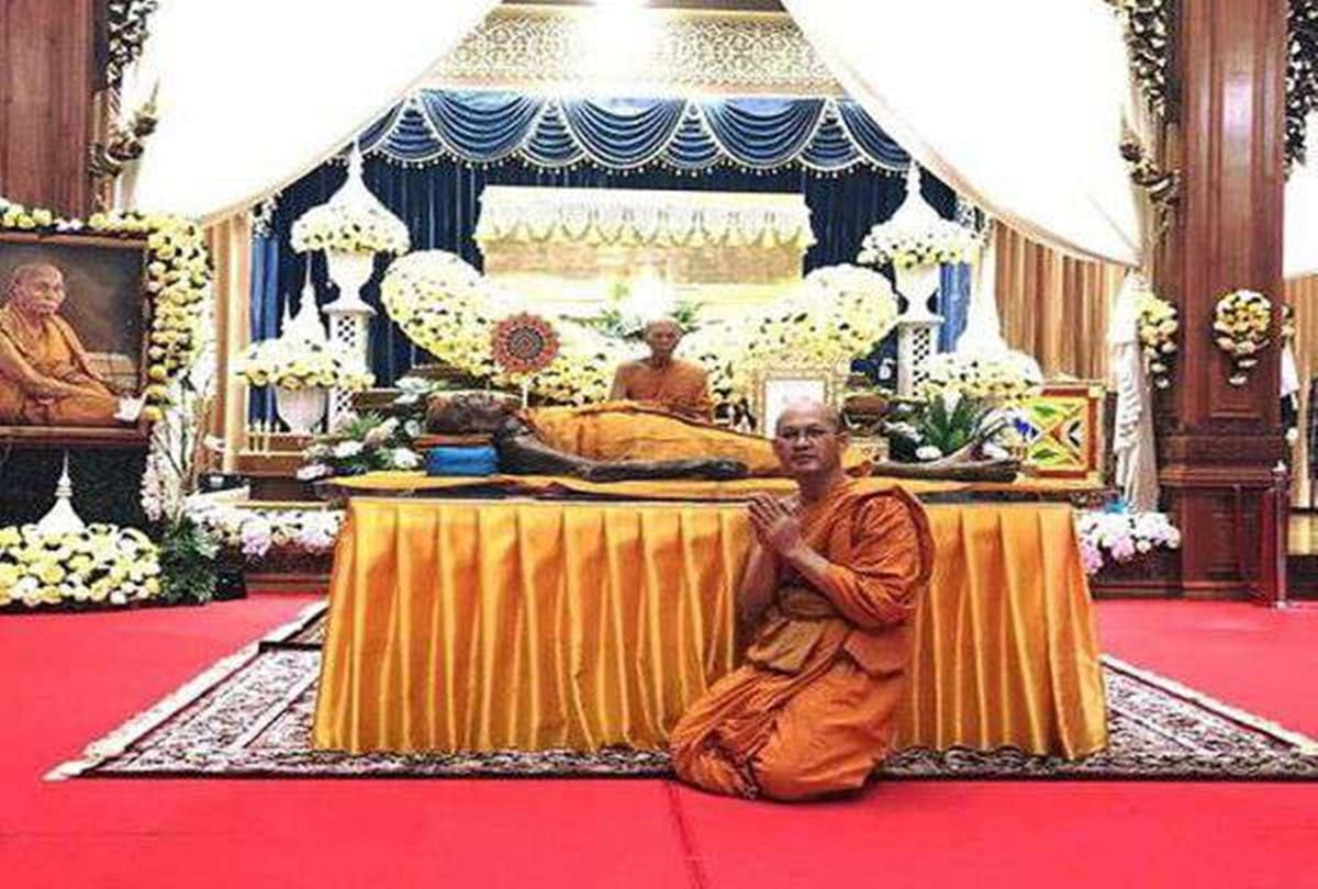 Miracle with dead body of a Buddhist monk
