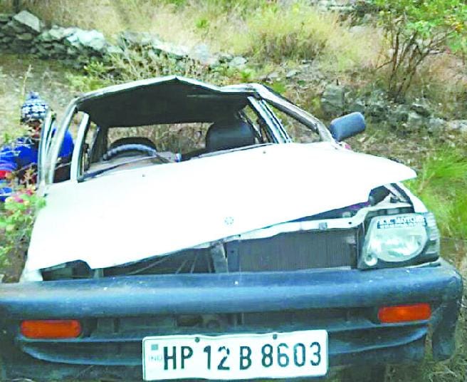मेहड़नाला के पास गहरी खाई में गिरी कार, दो घायल