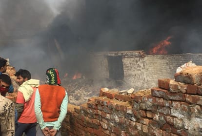 fire in mundka, two firemen burnt in fire