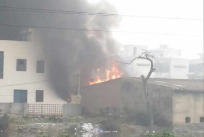 fire in mundka, two firemen burnt in fire