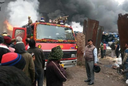 fire in mundka, two firemen burnt in fire