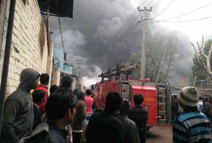 fire in mundka, two firemen burnt in fire