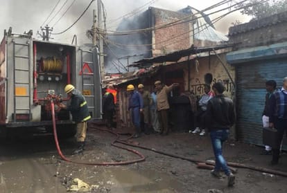 fire in mundka, two firemen burnt in fire