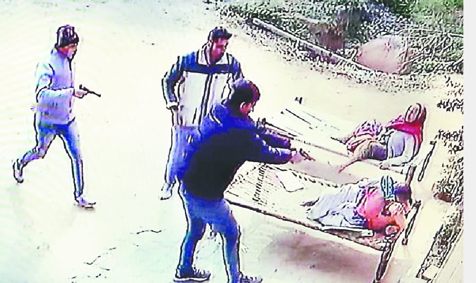 car ke aage bike lagaai , aur fir dhaaye dhaaye