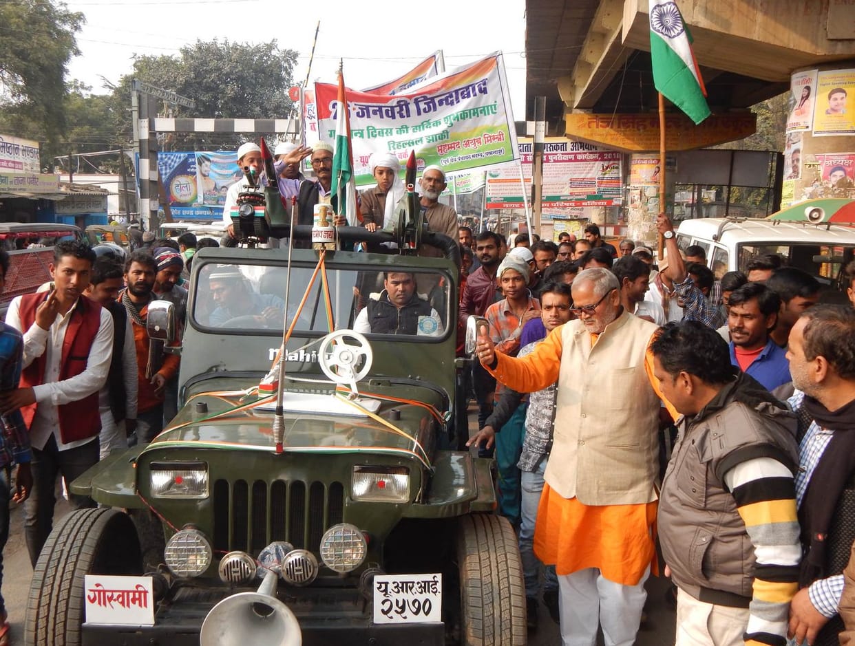People are amazed to see guns and tanks made of junk