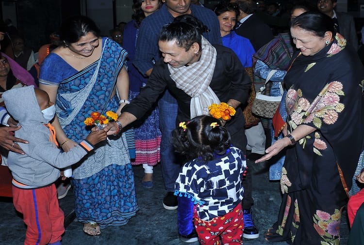 Kailash Kher came to Jaipur, met with cancer patients